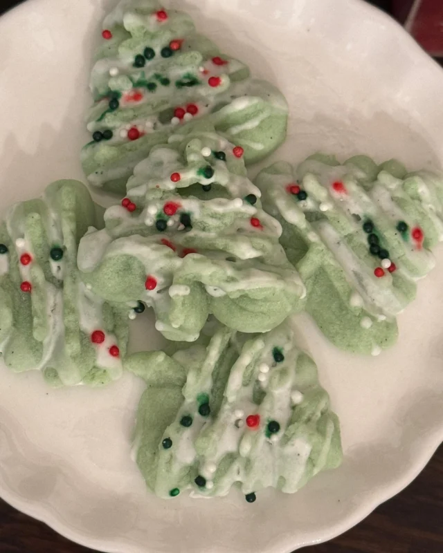 Holiday Cookie Series 
Week #3

These 5 LOOK like Christmas!
Spritz Butter Cookie 🎄
Peppermint Bark Biscotti 🍃
Eggnog Scone Bites 🥛
Holiday Meltaway 🥰
Anisette Pinwheel 🎡

All 5 recipes are on my website Sharonmyideas.com (link in my bio)

#spritz #holidaybaking #peppermint #biscotti #eggnog #scones #almondcookies #pinwheelcookies #anise