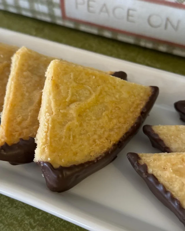 Holiday Cookie Series
Week #4

5 Family Favorites!
Orange Spice Shortbread 🍊
Salted Caramel Butter Bars 🧈
BlackBerry Swedish Butter Cookie🇸🇪
Mexican Chocolate 🌶️
Dark Chocolate Cordial Cherry 🍒

All 5 recipes are on my website Sharonmyideas.com (link in my bio)

#orangespice #shortbread #caramel #butter #blackberry #cookies #christmascookies #cherry