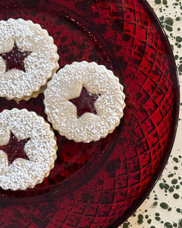 Holiday Cookie Series
Week #5

5 Classics!
Raspberry Linzer Cookie ⭐️
Peppermint Bark 🍃
Almond Brittle 😋
Peanut Butter Blossom 🥜🍫
Cut outs 🎅🏻

All 5 (TWENTY FIVE) recipes are on my website Sharonmyideas.com (link in my bio)
#cookies #christmascookies #peanutbutter #peppermint #peppermintbark #raspberry #linzercookies #almond #cutouts #sugar