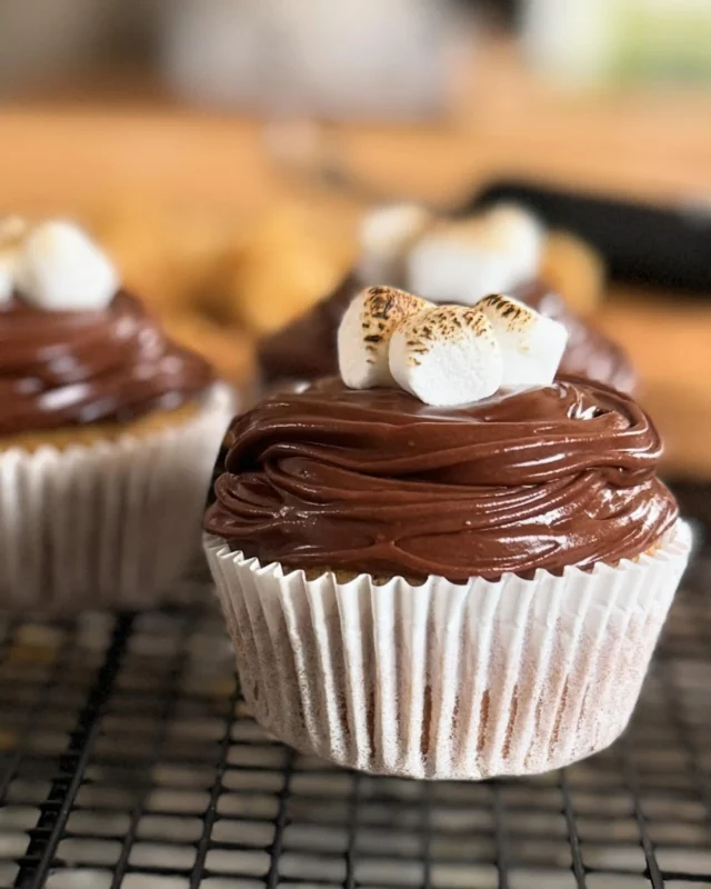 S’more’s Cupcakes! 
Just in case you need S’more ❤️ this Wednesday😘 whip up a batch of these!  Honey graham cake, filled with fluff and topped with the best chocolate ganache.  No 🔥required. 

Recipe available at sharonmyideas.com or link in my bio ❤️

#smores #smorescupcakes #ganache #honeygraham #fluff